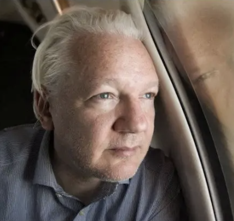 维基解密创始人阿桑奇与美国达成协议后获释，花50万美元飞塞班，避开美国大陆